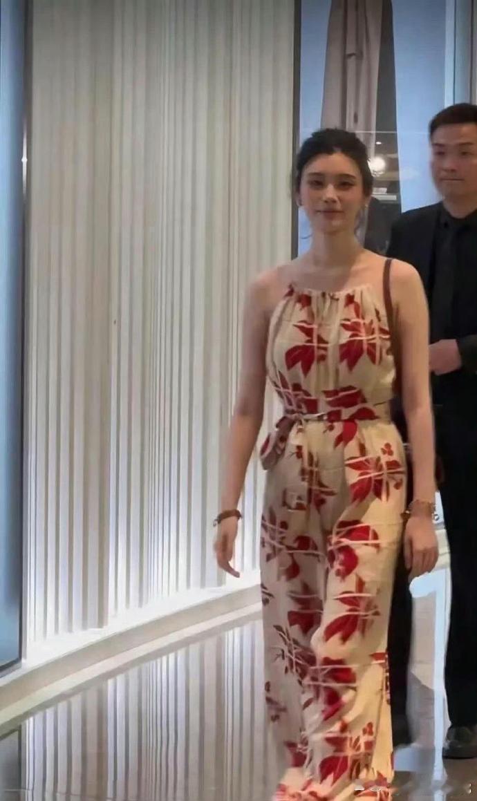 奚梦瑶稍胖点更美了，气质也柔和了许多，以前真是瘦得过分​​​