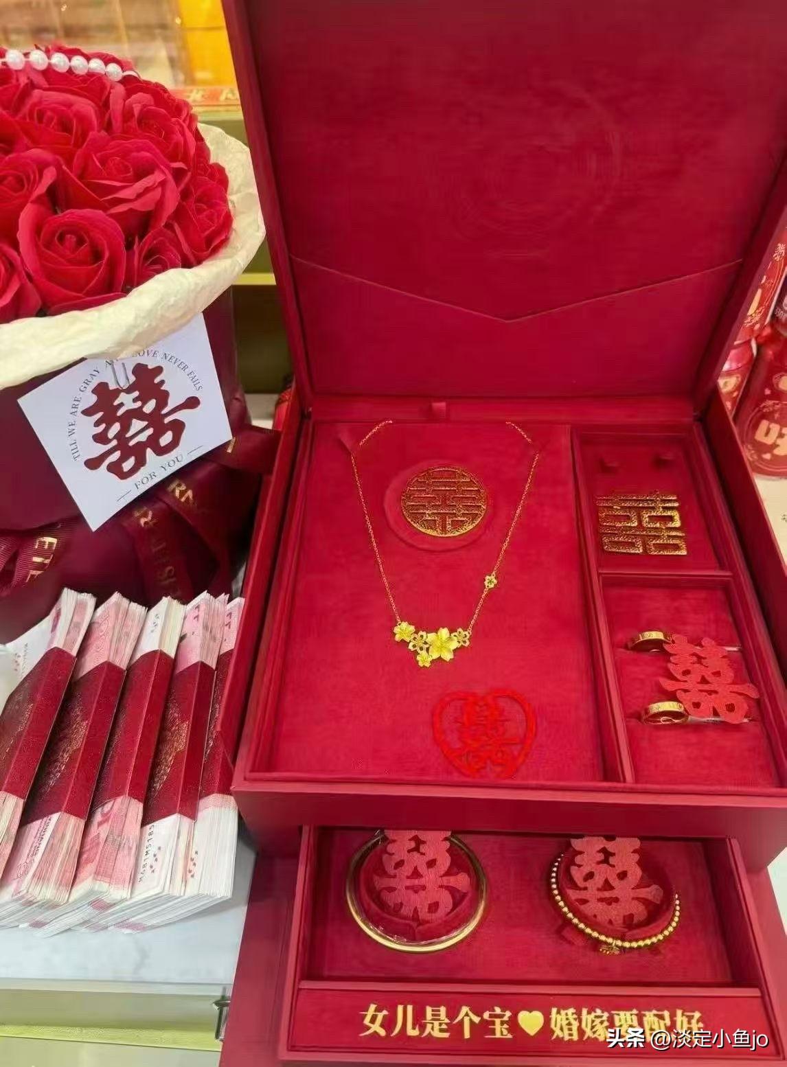 最近留意到10月13日全球最大黄金ETFSPDRGoldTrust的持仓数