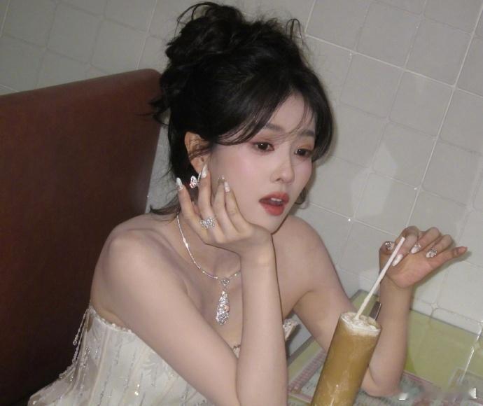 白鹿凌晨两点半还在线翻牌粉丝白鹿彩排尖叫之夜凌晨下班，营业宠粉模式。两点半在线翻