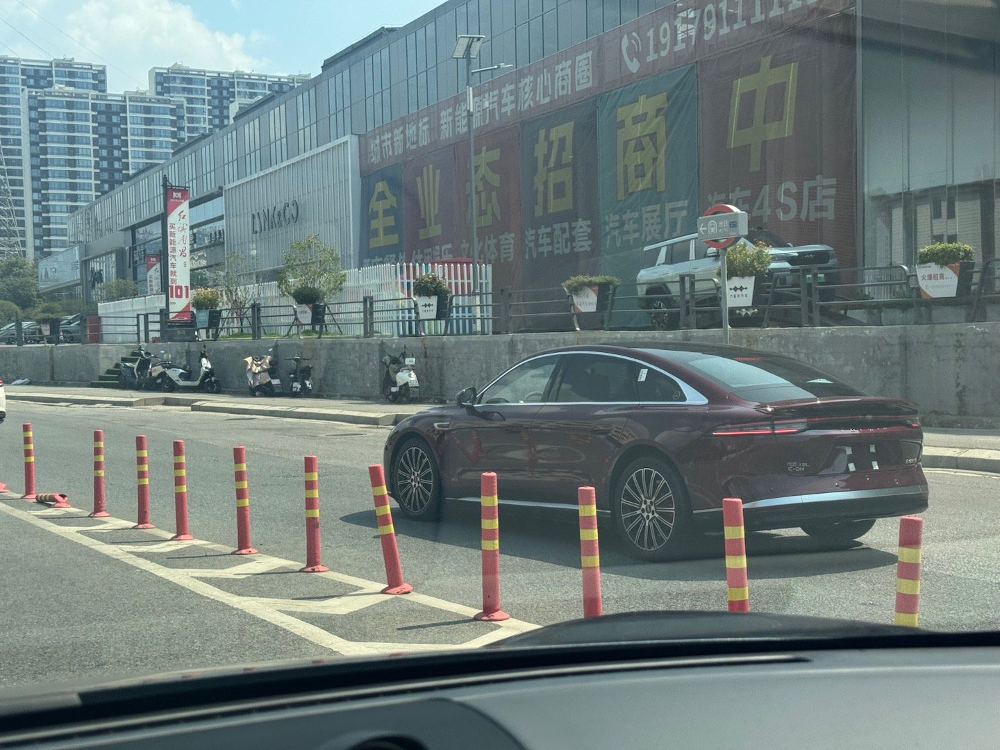 哈？风云A9L行驶起来的质感这么好看嘛刚开车，旁边车道来了一辆很豪华的车辆，真就