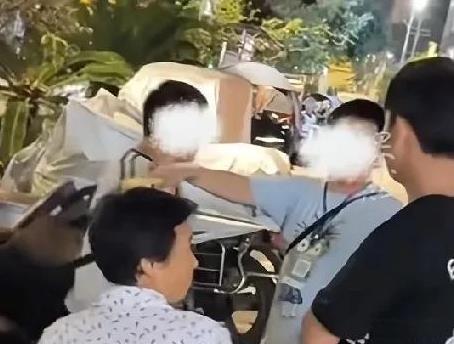 7月27日，贵州瓮安，有3个小朋友一起卖冰棒，此时冰棒箱里只剩2支，一桌人打开吃