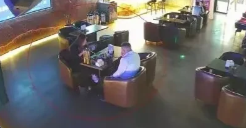 上海，男子在某社交平台结识了女子，两人相聊甚欢，便相约奔现。见面后，女子提议去附