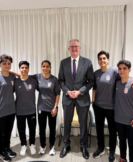 这事儿真让人提气！澳大利亚这回没玩虚的，直接出手。10号凌晨，内政部长亲自拿着庇