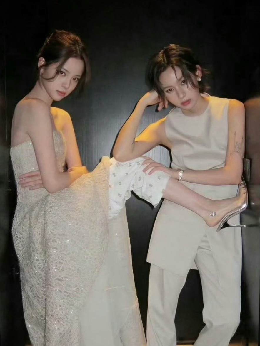欧阳娜娜裙子里为何还要穿睡裤，不过看起来还是挺开心的