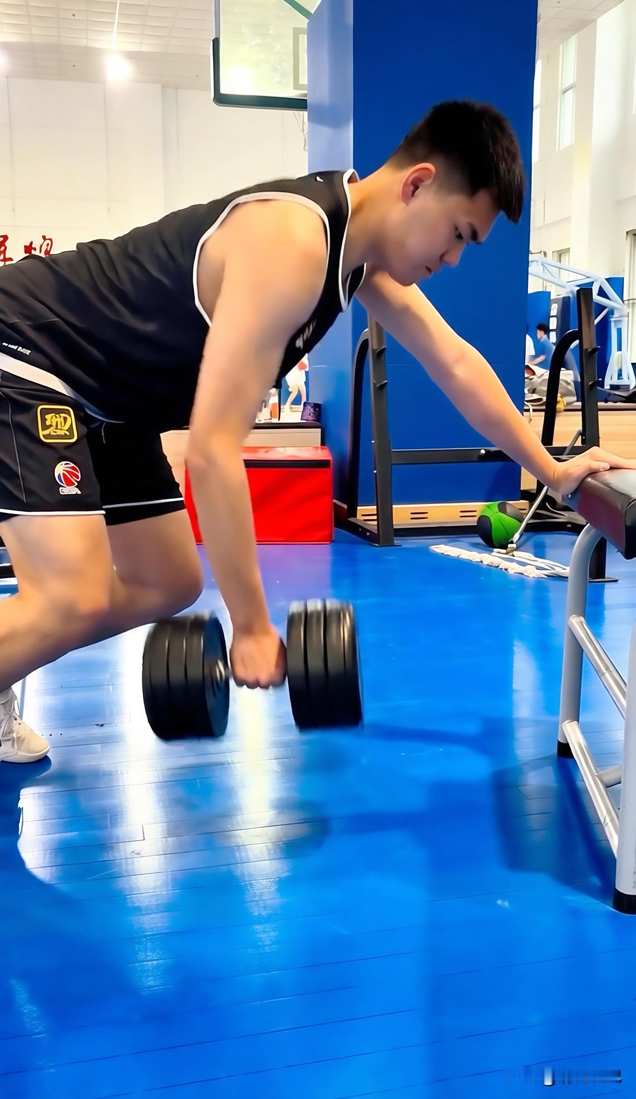 归辽即练，蓄力前行，此刻，当篮球，撞击地板的清脆声响，再次回荡在辽宁男篮的训练馆