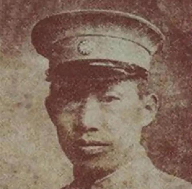 1935年，贵州军阀王家烈被迫交出兵权，出省“考察”。蒋介石当面给了三万块大洋做