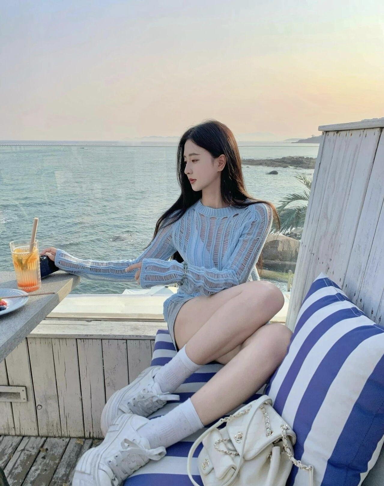 海风吹软了傍晚的光，冰饮碰碎咸咸的浪。今天的松弛感，是蓝白条纹和海浪一起织的。