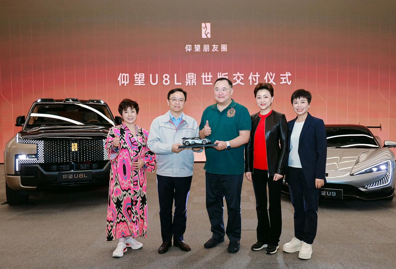 杨澜夫妇也入手仰望U8L了，还是王传福亲自给交车送上的钥匙，这待遇，真不是一般车