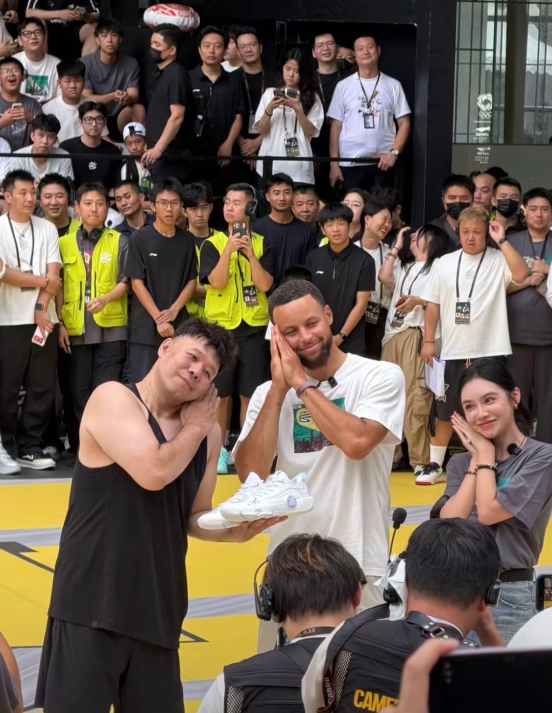 这就是真库蜜和詹蜜的区别！一个真诚，一个硬蹭[doge]2026库里中国行库里