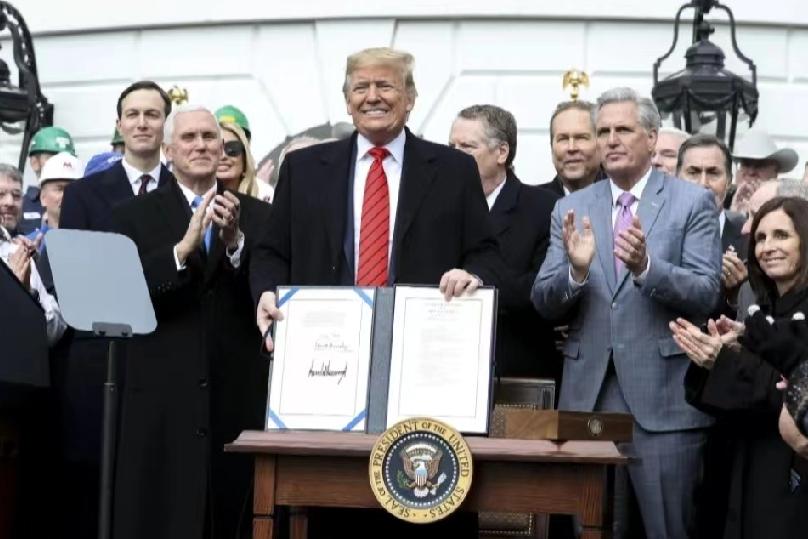 特朗普要退出自己“建的群”！2月12日，彭博社报道:“特朗普正私下考虑退出