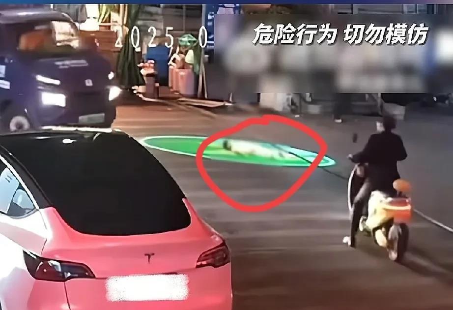 刚刷到大理那车祸新闻，心直接堵到嗓子眼了...一个才3岁的小男孩，就那么