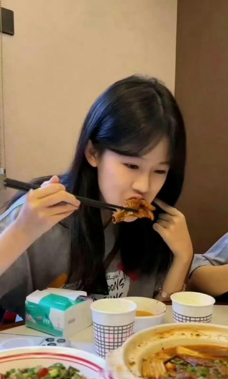 陆毅和鲍蕾也太会养了吧，贝儿真是越大越美。