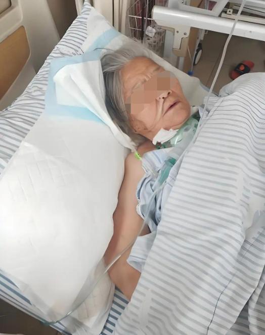 吉林长春一对再婚夫妻共同育有一子，晚年妻子确诊癌症晚期，日常依靠儿子照料。丈夫随