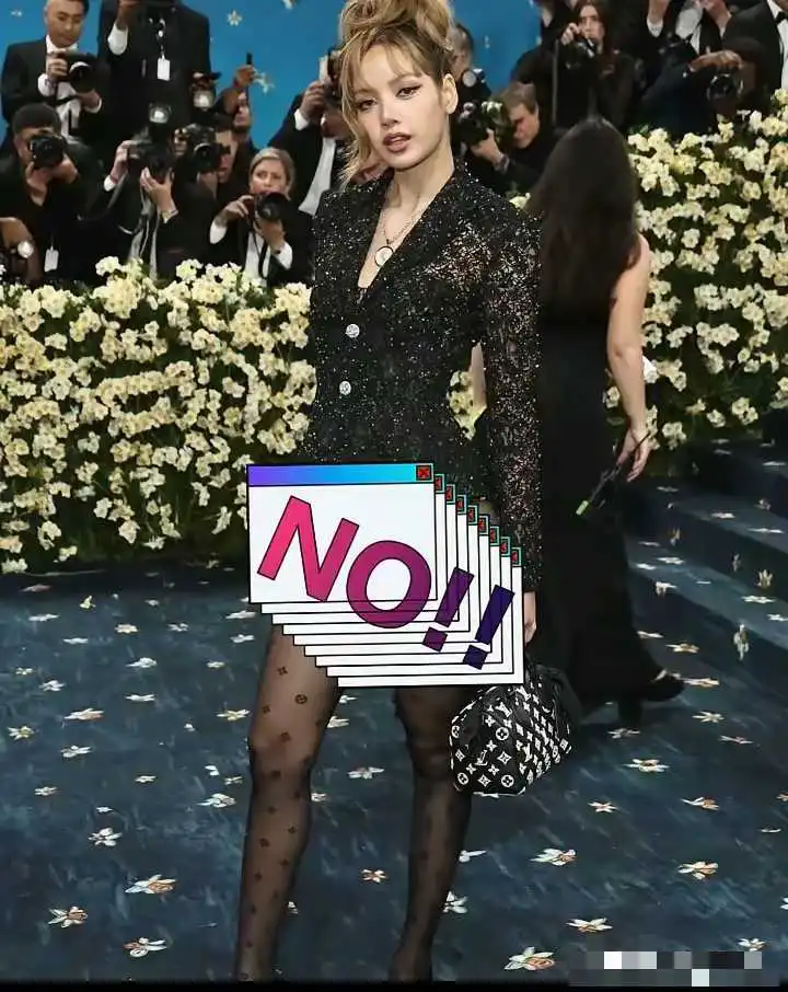 这衣服是Lisa自愿穿的吗这么自信大方但总感觉漏下一件在家里！