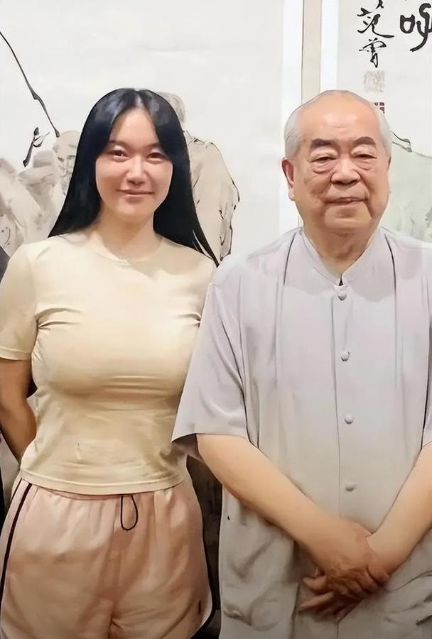 范曾的继子范仲达是不是有点引狼入室呢？如果没有范仲达引荐，徐萌应该不会认识范曾