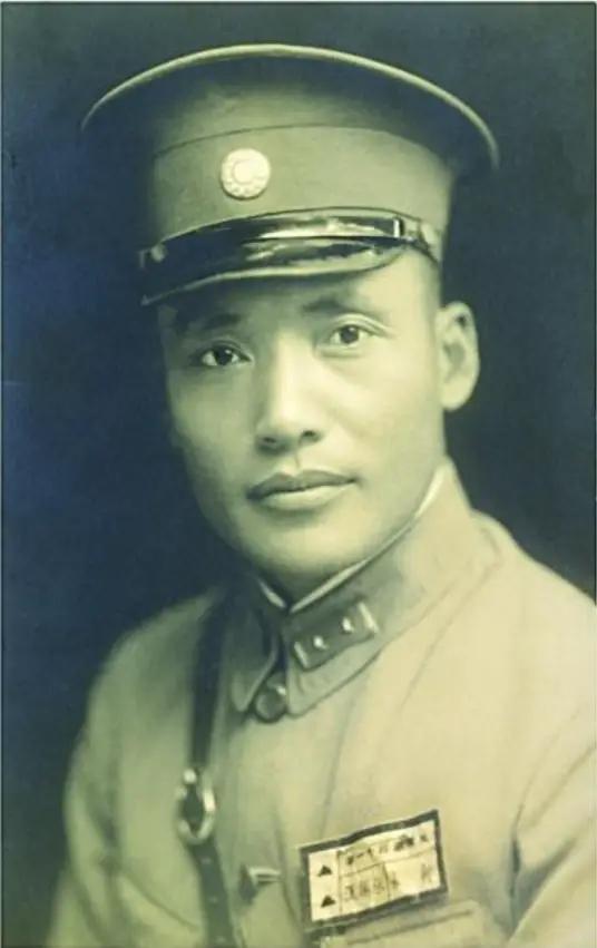 1936年，一名国民党中将跟随红军走完长征，谁知等到了延安，毛主席却对他挥了挥手