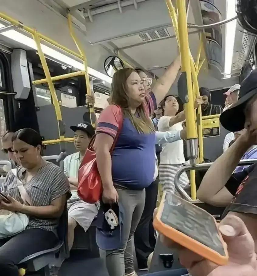 罗玉凤在美国修脚店一干就是十四年，每天十二小时掰脚皮剪指甲，月底四千美元到账先扣