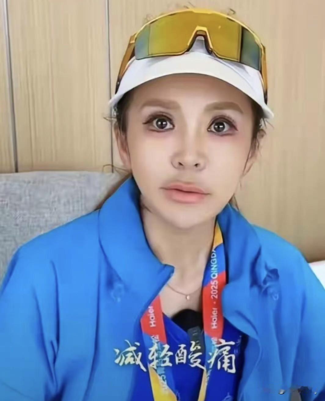 这还是我们认识的主持人朱迅么，也不知道是不是美颜开过头了，下眼角的眼线都歪了～