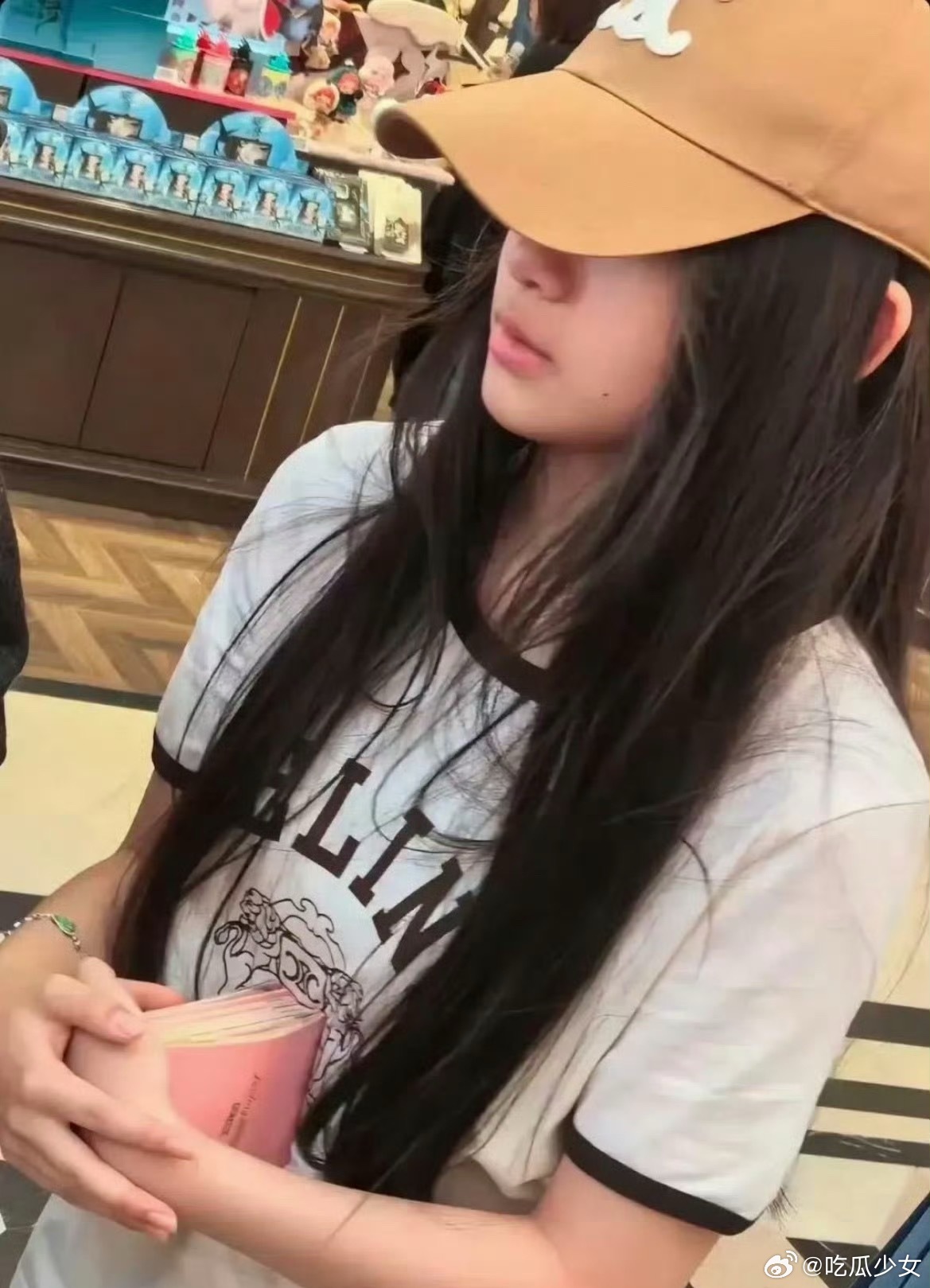 小玥儿才11岁“看到小玥儿的热搜心里咯噔一下，才11岁的孩子啊。妈妈刚走不久，家