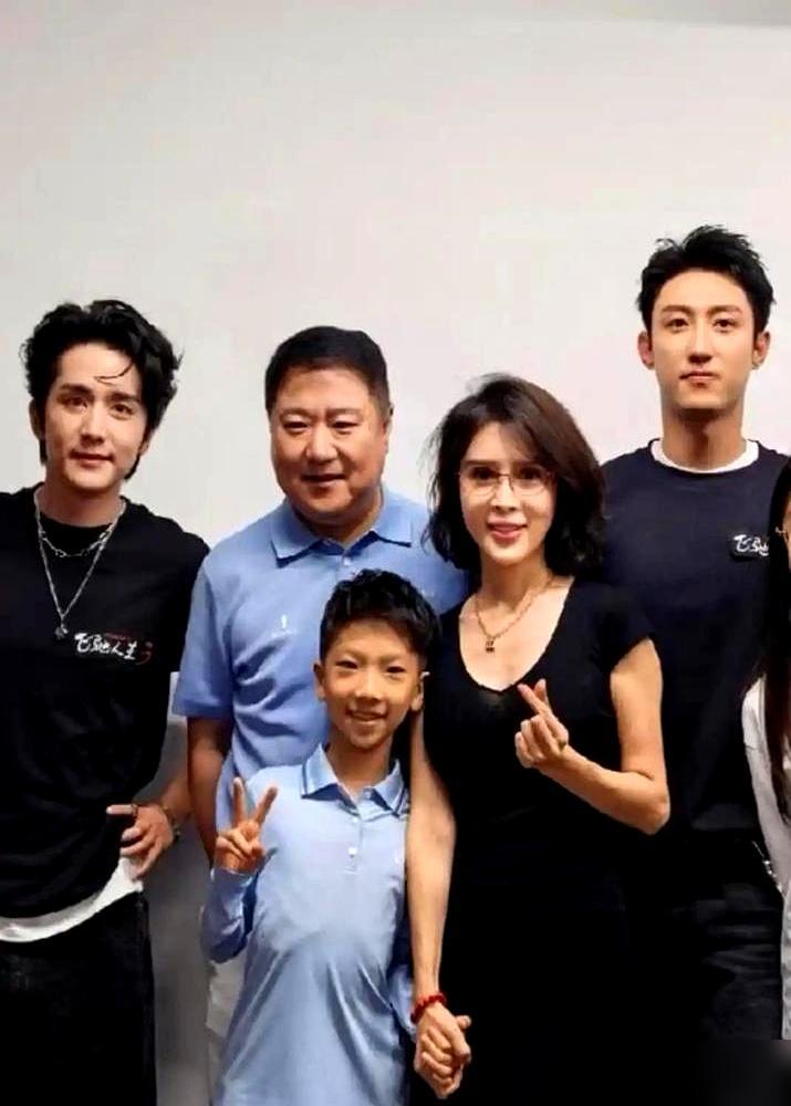 于冬这几年，博纳砸了近10亿的《蛟龙行动》巨亏8亿，转头联合出品的《飞驰人生3》