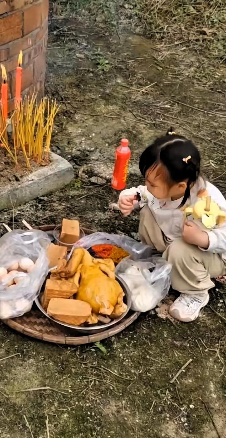 真是让人哭笑不得！广东某地，清明时节，女子带女儿去给老祖宗上坟，精心摆放好祭品，