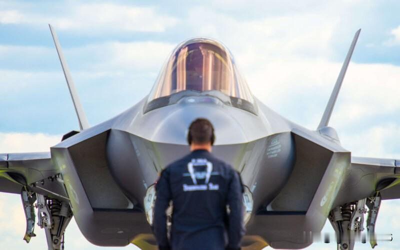 🇺🇸🇨🇦美国威胁加拿大，如果加拿大不购买F-35战斗机，将面临“严重后果