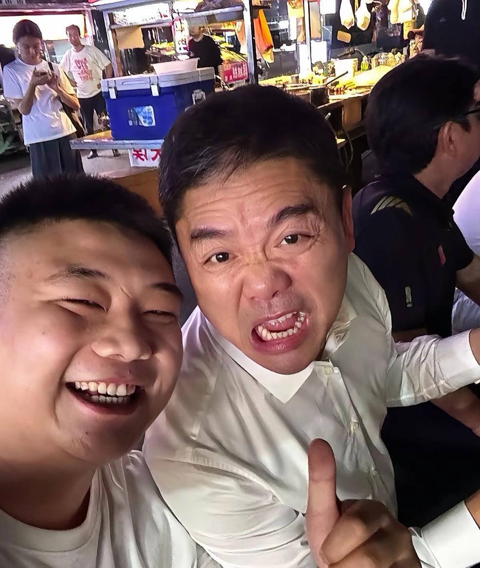 东哥，不要光和朋友喝酒啊！我们在村口都等你好几天了，天天盼星星盼月亮盼你回来给我