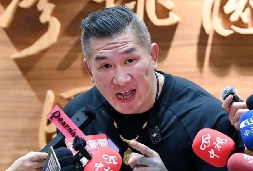 馆长太开心！狠狠打了绿媒的脸之前馆长直播诉苦说开不了账号，绿媒果然信以