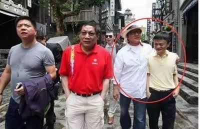 马云总是自信满满，他身上的松弛感和马克斯差不多，他和谁在一起画面都好和谐