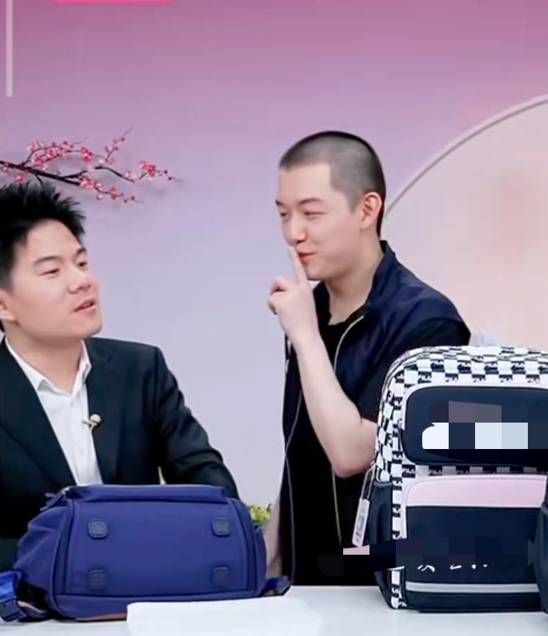 宇辉虽然是董董的老板，但对董董来说真的是亦师亦友引路人。昨晚宇辉在兰知春序访谈完