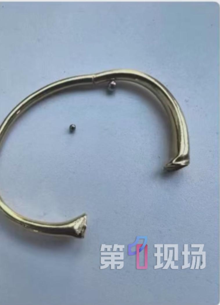 “严查到底！”近日，广东深圳，一女子黄金手镯断裂后，里面掉出两个钢珠，称重后发现