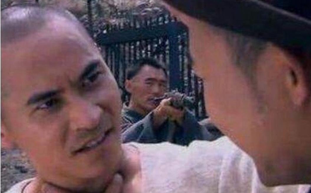 1944年，“大汉奸”郭绍绪请日军高层在家喝酒，席间，他大喊一声：“上炖鸡！”话