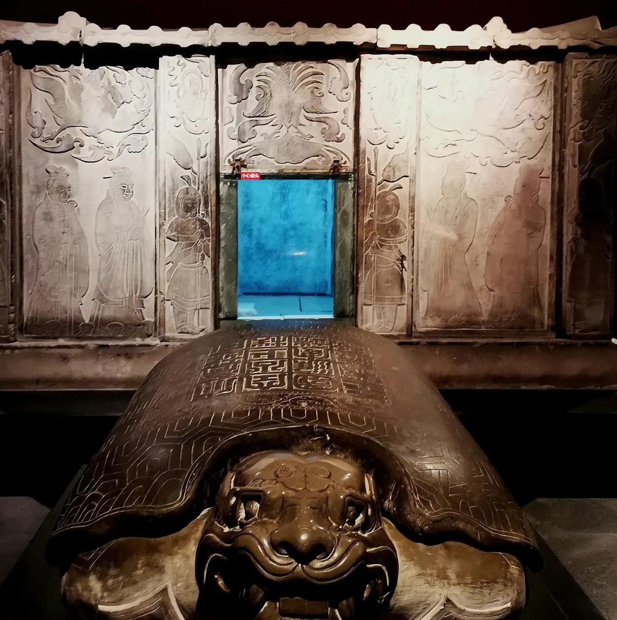 50年前，陕西三原挖出一座李神通墓。墓里躺着只半吨重的石龟，考古队员撬开龟壳