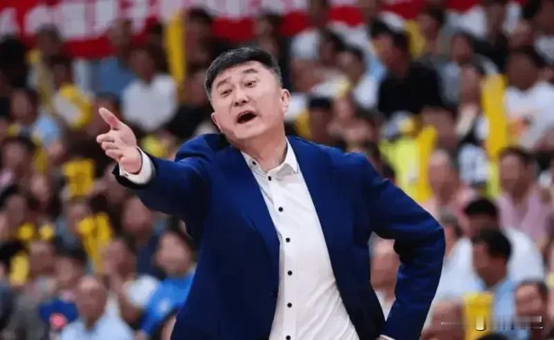 广东队为什么阵容越破反而打得越好？这个还是要归功于杜锋。最近这两个赛季，因为