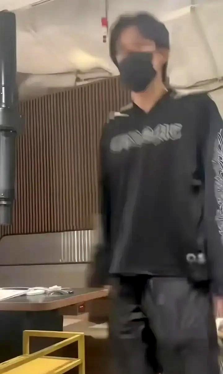 一顿烤肉，吃成了大型粉丝打卡现场。王楚钦休假带爸妈去朝阳一家日式烧肉店吃饭，