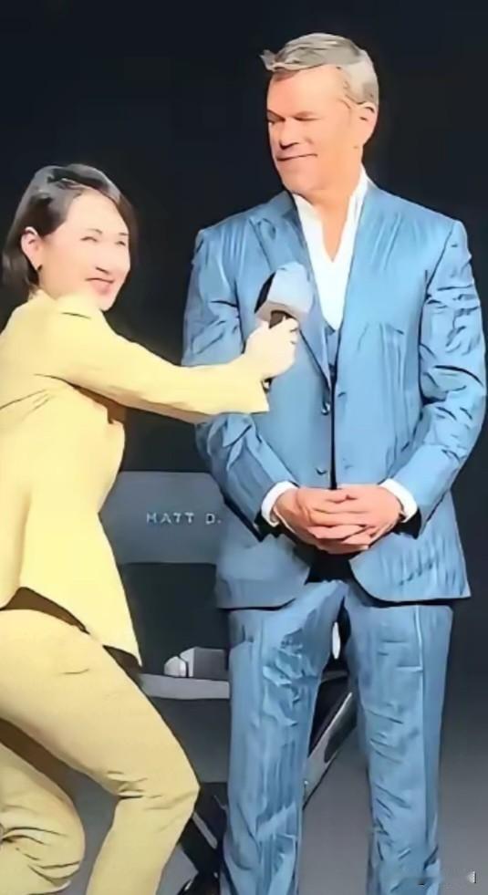 有人预测，屈膝举话筒采访洋人丢尽脸面后，一身黄衣的主持人会像她的前任陈蓉一样，退