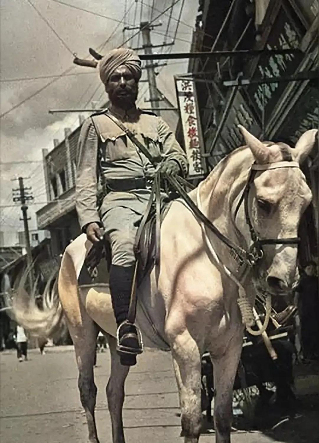 过去上海公共租界里的流浪汉被称为瘪三，他们缺衣少食，冬天的日子尤其难过，随时都会