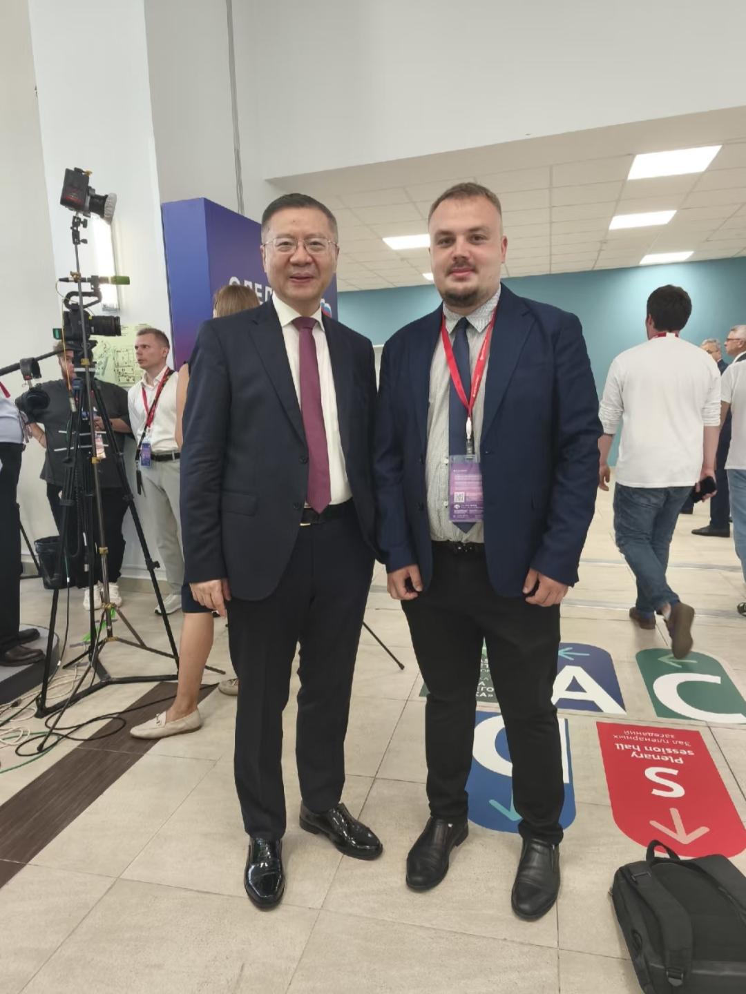 谈谈张维为教授与人合影。复旦大学张维为教授与人合影是很随和的。从很多网络上的信