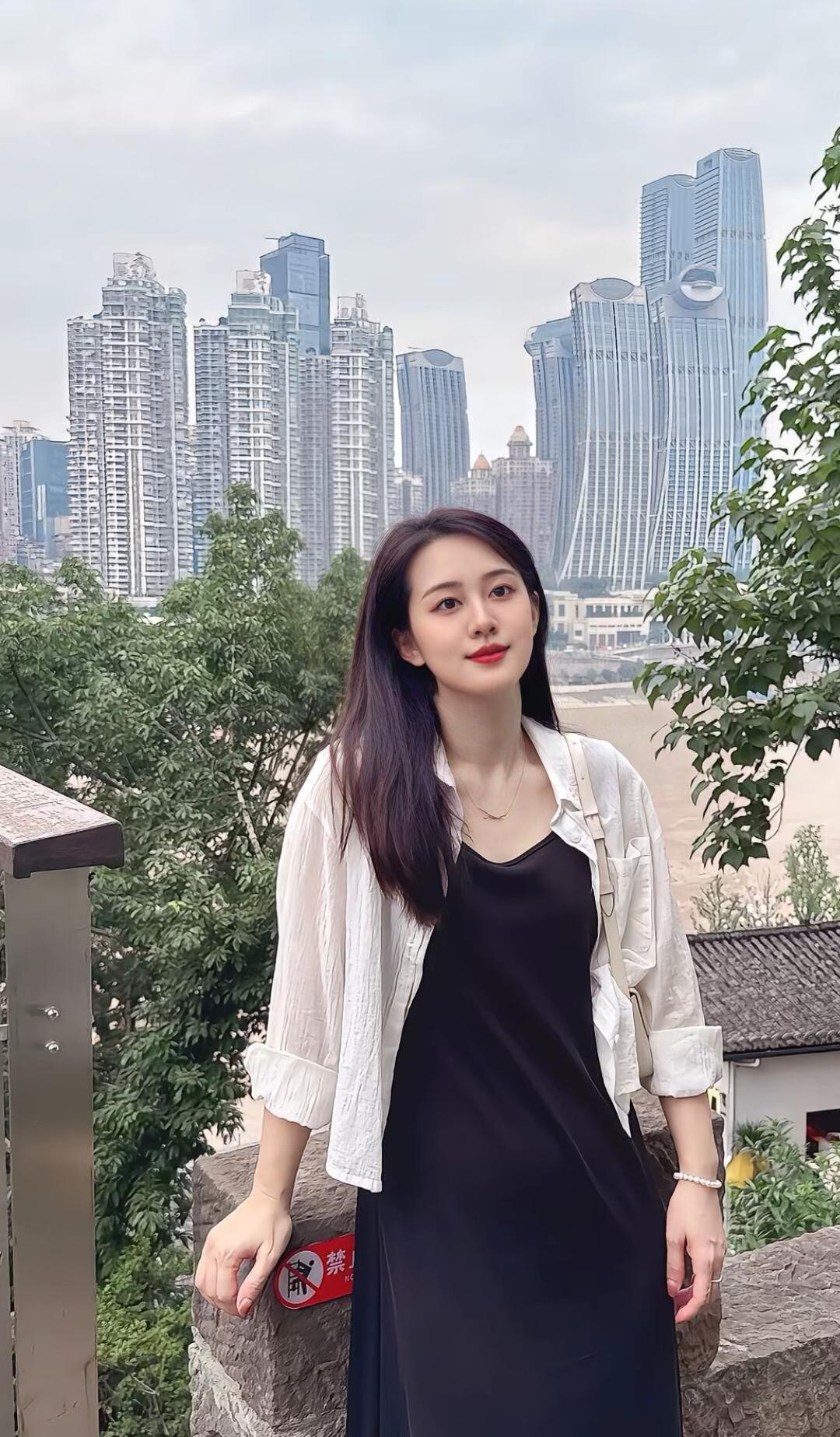 都市与自然的完美融合，时尚穿搭在都市天际线前绽放光彩。