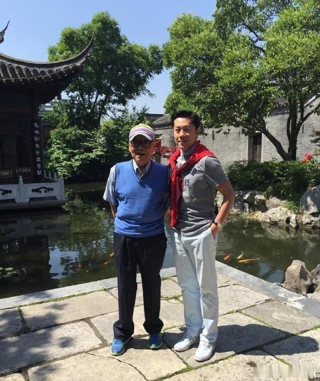 哥哥每月给2万，弟弟辞职守护阿尔茨海默症父母，蔡国庆家的养老安排，为啥让网友分成