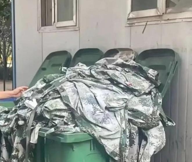 军训一结束，很多人就把崭新的迷彩服扔进了垃圾桶，一个农村来的新生女孩觉得太可惜了
