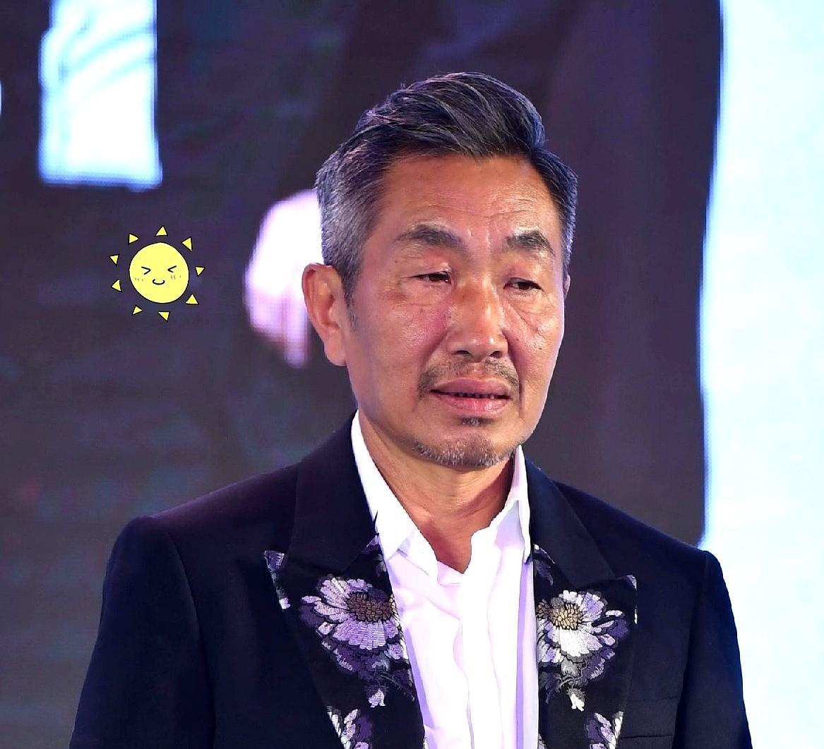 国家一级演员杜源，不缺名也不缺利，放着清闲日子不过。偏要去应聘孙女幼儿园的保安