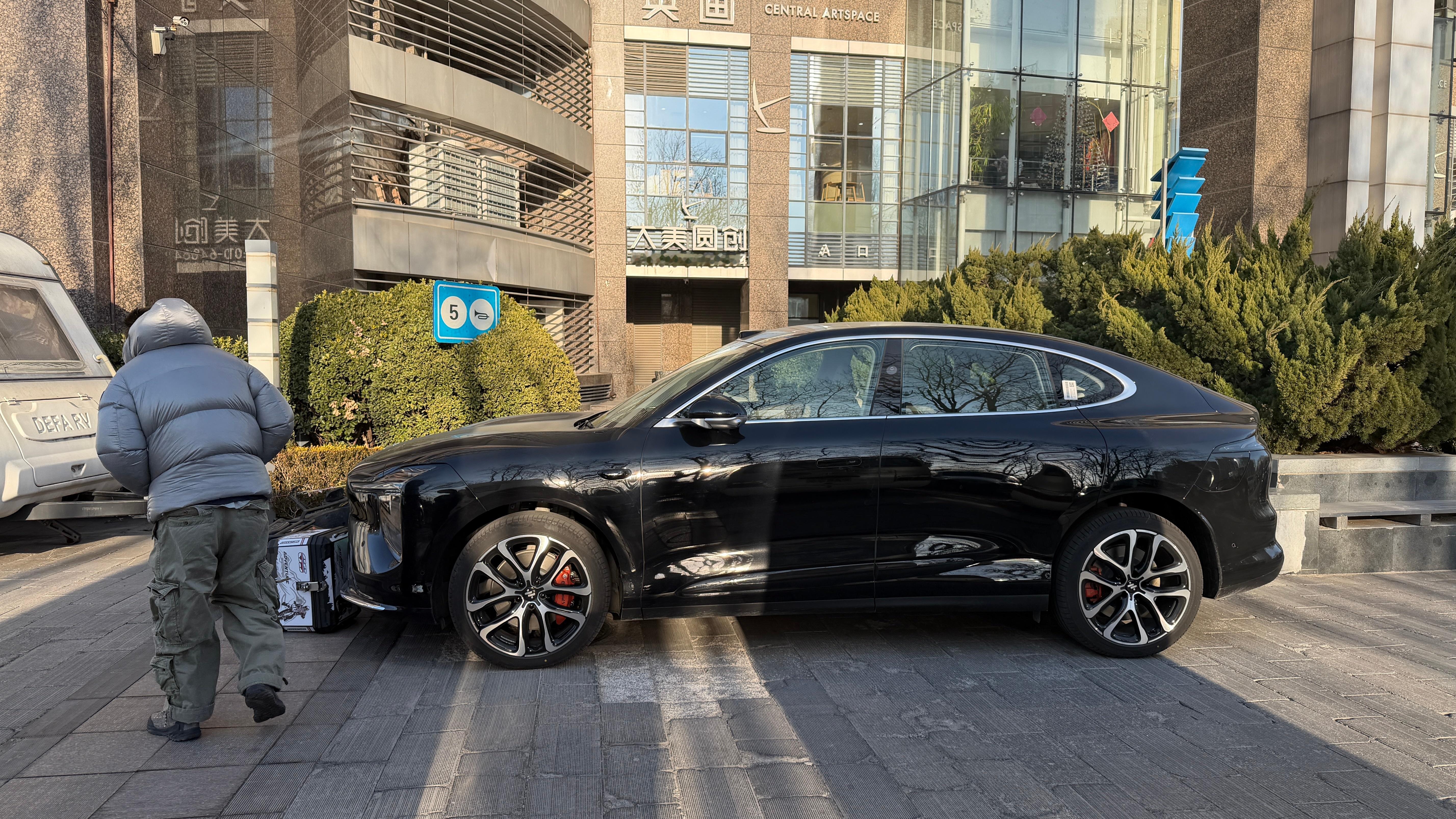 说让我看看他的智己LS6，结果下楼发现被外卖小哥的车给砸了，好消息是问题不大，轻