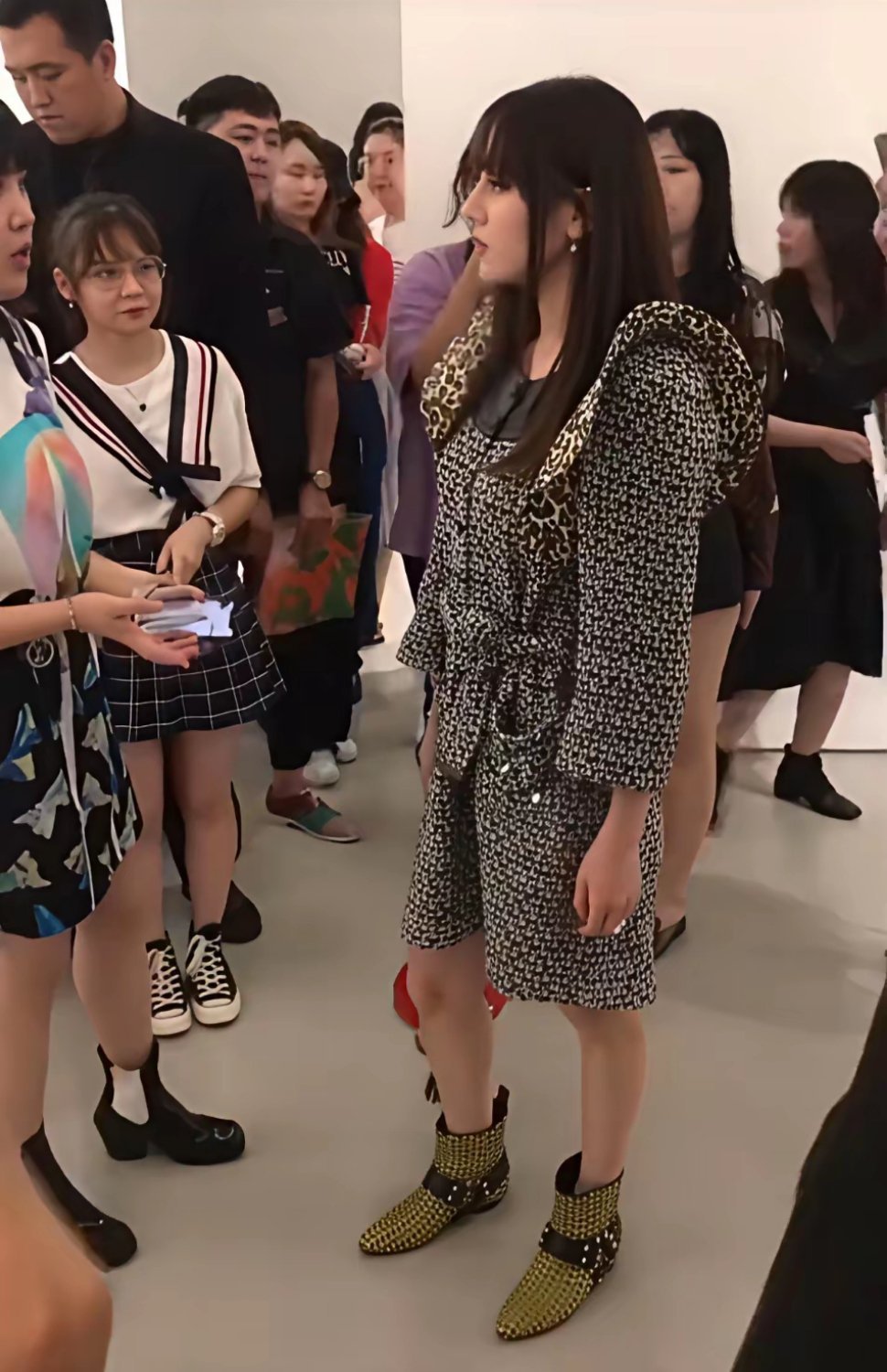 在没看到迪丽热巴的脸之前，她身上这件衣服真的没法看，迪丽热巴这条裙子好丑，这大肩