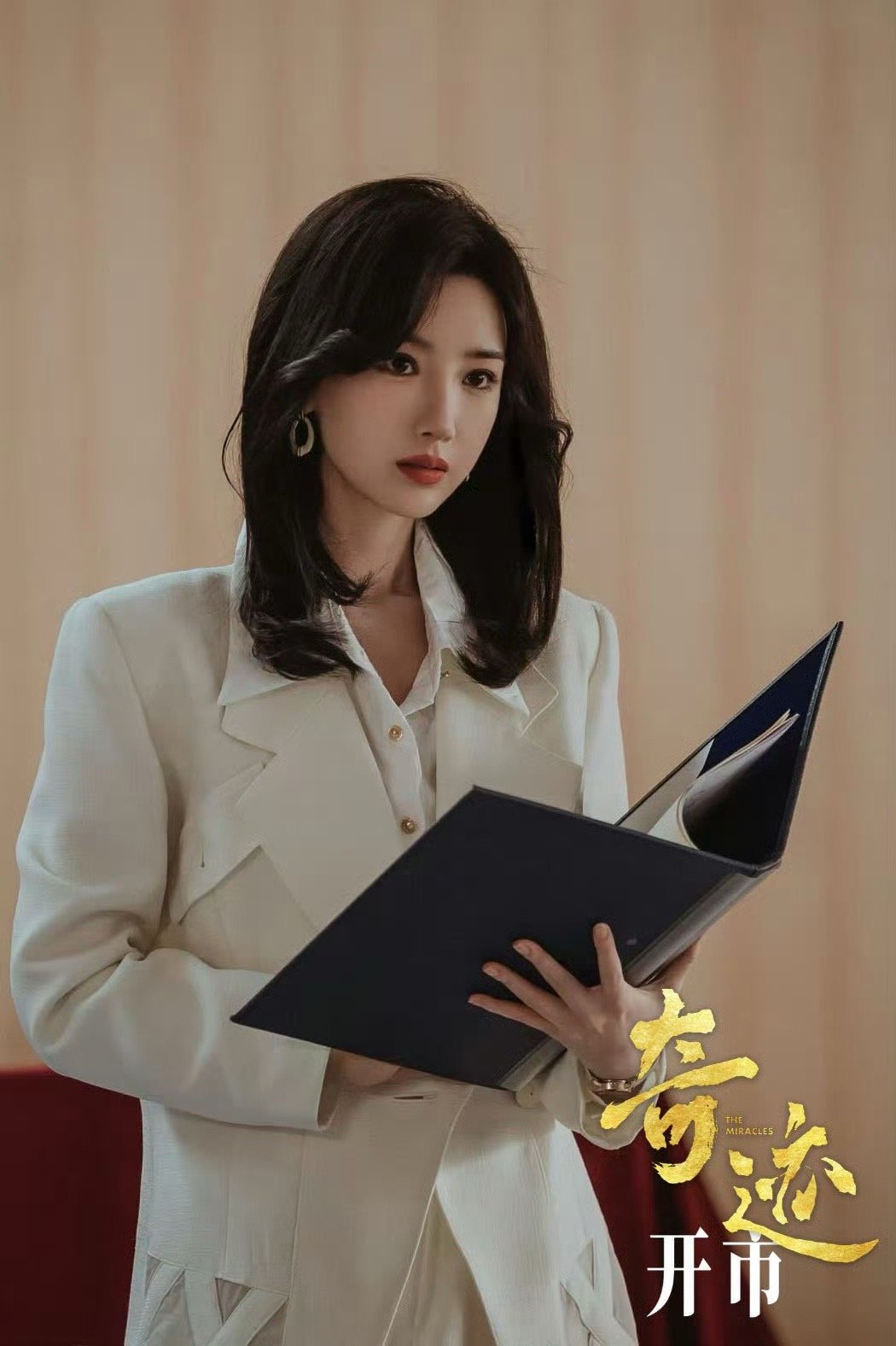 毛晓彤港风精英还得是我们毛晓彤姐姐啊！身上的这股气质真的是绝了啊！这不就是妥妥