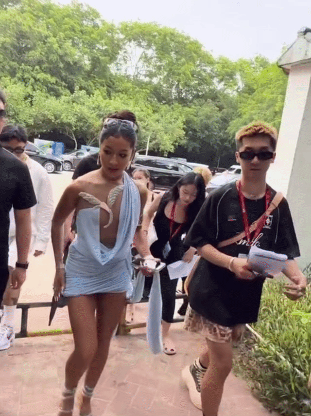 吉克隽逸裙子好短边走边拉吉克隽逸短到极致的裙子太吸睛！行走间自然拉拽裙摆，既显