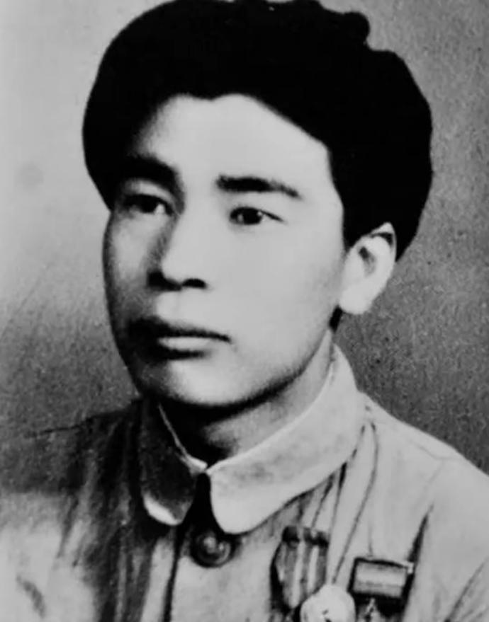 1948年，一个名叫砂原惠的日本人，摇身一变成了“张荣清”，混进了本该与他为敌的