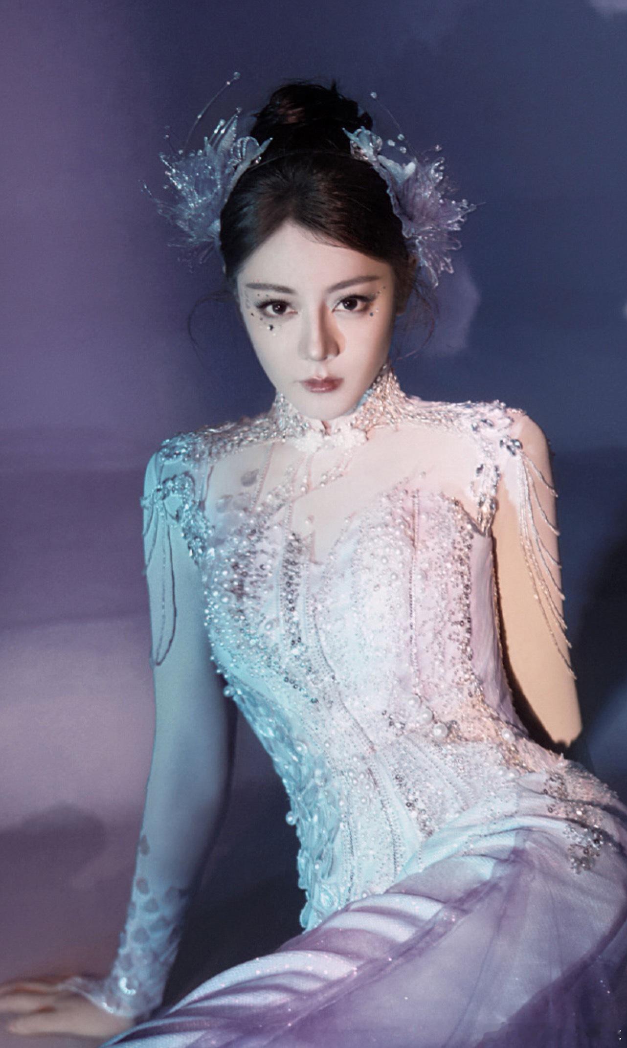 热巴春晚分会场造型修图修的好诡异