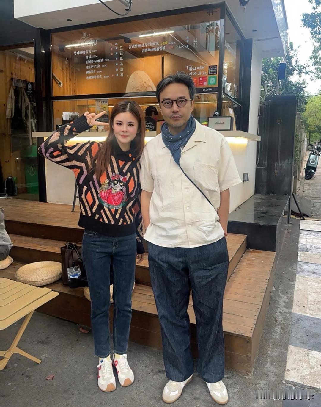 汪涵现身湖南长沙街头，他的头发和胡须苍白，外表沧桑了不少，但穿衣打扮依然绅士有型
