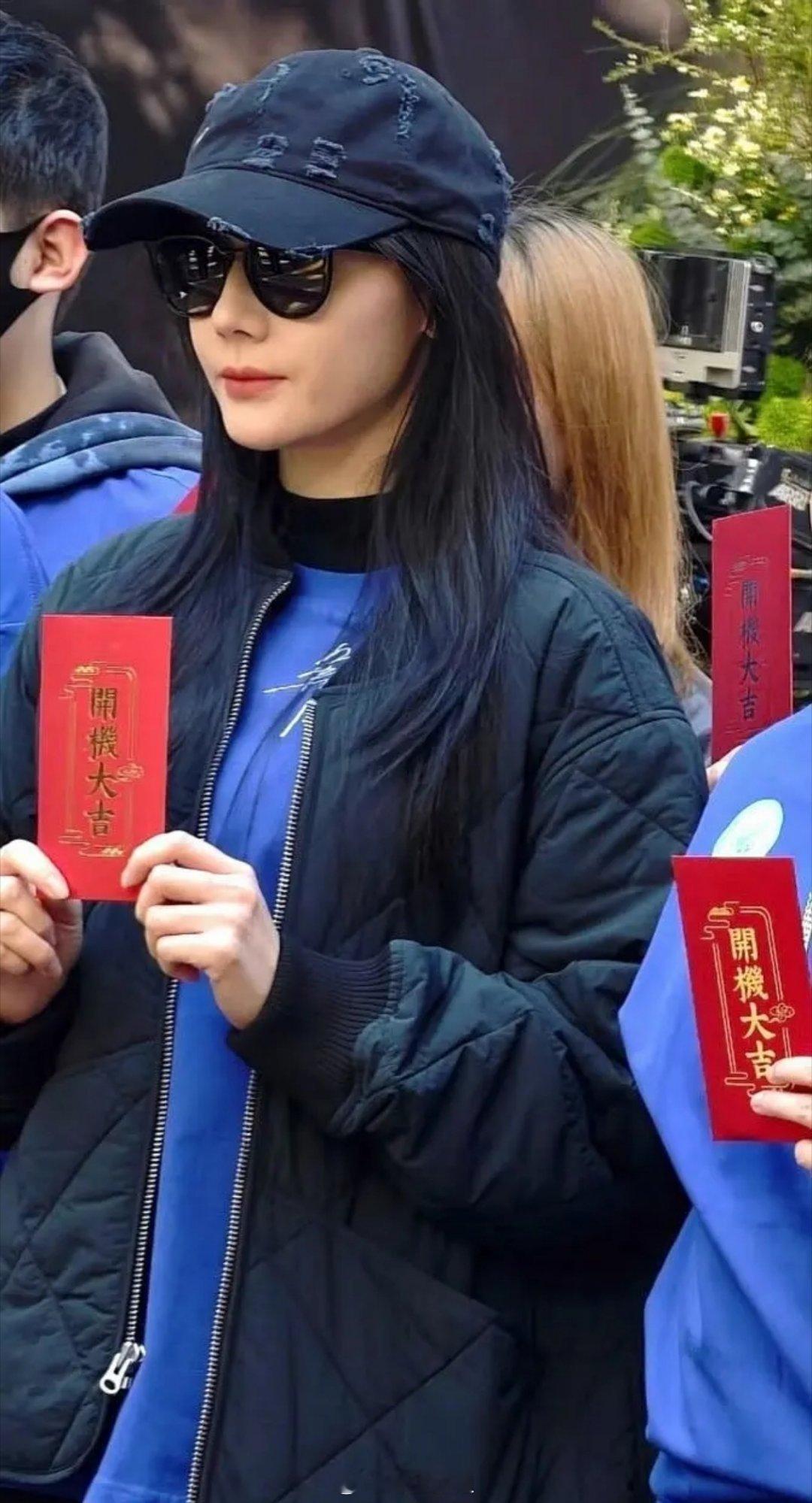 迪丽热巴新剧《虽然不能同时拥有一切》开机感觉状态还不错呢所以谁来科普